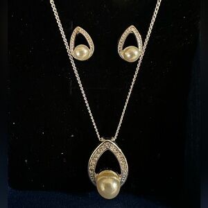 Sophisticated Silver and Pearl Necklace Set